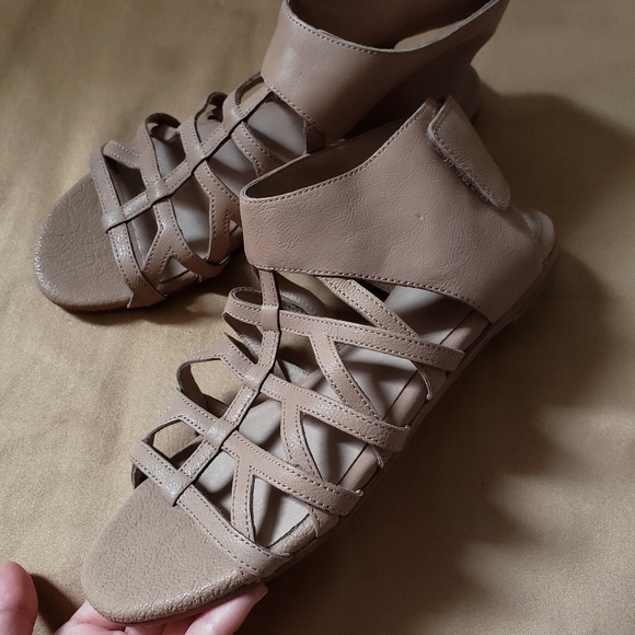 Eileen Fisher Leather Gladiator Sandal Sand - Picture 3 of 6